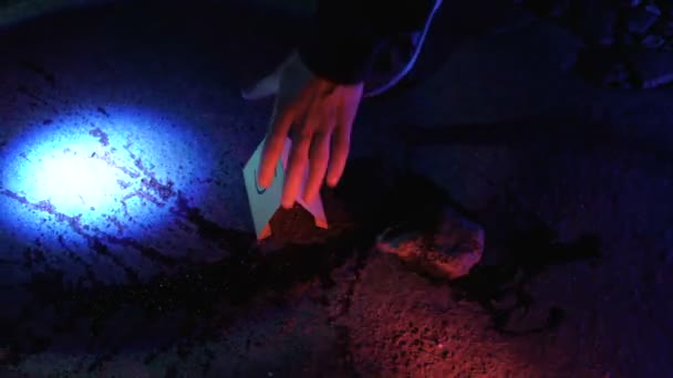 Peritos Forenses Usando Lanterna Cena Crime Consertando Números Provas — Vídeo de Stock