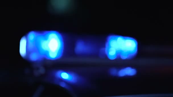 Поліцейський Вийшов Патрульної Машини Взяв Пістолет Прицілився Злочинців Закон Порядок — стокове відео