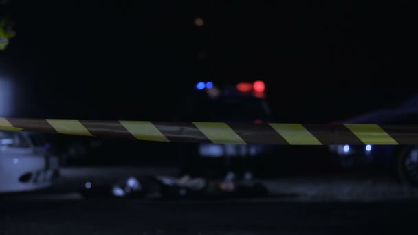 Policejní Důstojník Prochází Pásky Pro Vyšetřování Vraždy Místo Činu — Stock video