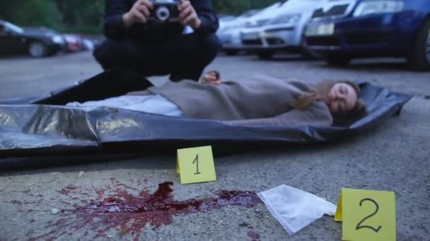 Sangriento Cadáver Femenino Drogas Sobre Asfalto Policías Trabajando Escena Del — Vídeo de stock