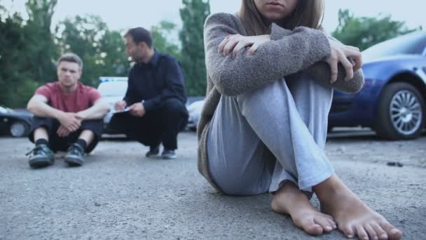 Policial Interrogando Testemunha Menina Chocada Tremendo Chorando Acidente Carro — Vídeo de Stock