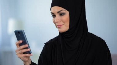 Güzel Müslüman Bayan smartphone, modern teknoloji online video izlerken