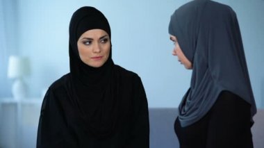 Arap kadın rahatlatıcı üzgün arkadaş, başarısız evlilik, dostluk desteği
