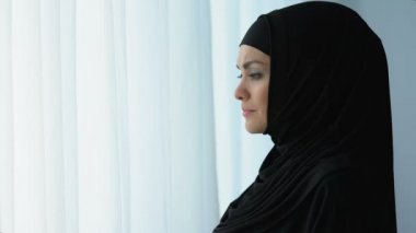 Pencereden, İslam itaat, bakan hijab çekici kadın kocası için bekliyor