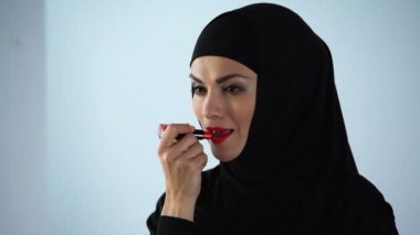 Müslüman erkek kırmızı ruj, parlak makyaj, stil ve güzellik bir görünüm uygulama