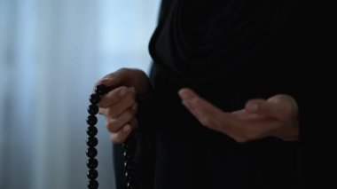 Müslüman kadının el, dini meditasyon, ibadet islam boncuk ile dua