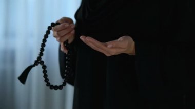Arap kadın dua tespih tarafından el, sayım hijab dini AF