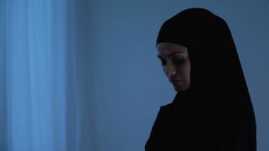 Müslüman kadının açık elleri, gökyüzü, nimet Tanrı, inanç için cazip olan dua