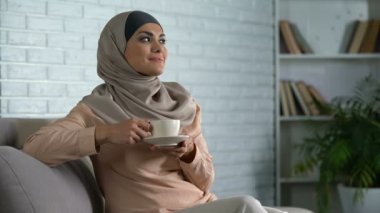 Boş zaman zaman ev zevk çay ile kanepede oturan mutlu rüya Bayan