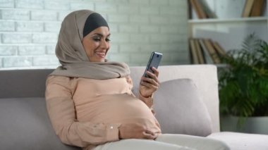 Doğum sırasında bekliyor Müslüman hamile kadın izlerken video akıllı ev,