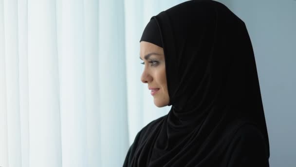 Щаслива Домогосподарка Хіджабі Посміхається Ісламська Культура Жіноче Благополуччя Традиції — стокове відео