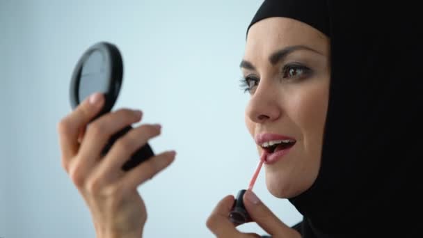 Belle Dame Arabe Appliquant Brillant Lèvres Souriant Dans Miroir Soin — Video