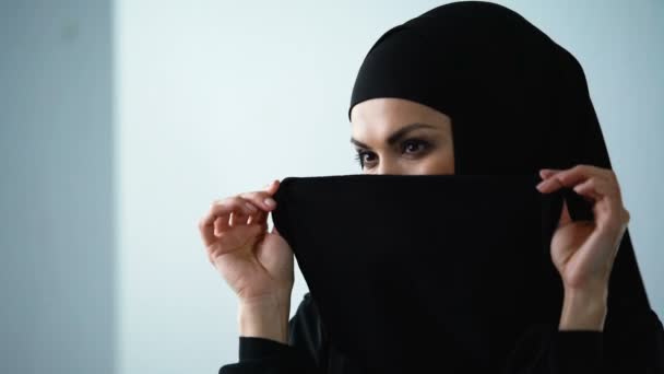 Speelse Arabische Vrouw Die Betrekking Hebben Face Van Hijab Glimlachend — Stockvideo