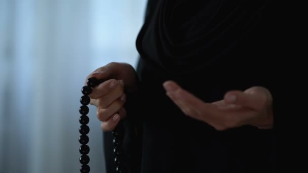 穆斯林妇女祈祷与伊斯兰珠子在手 宗教冥想 — 图库视频影像