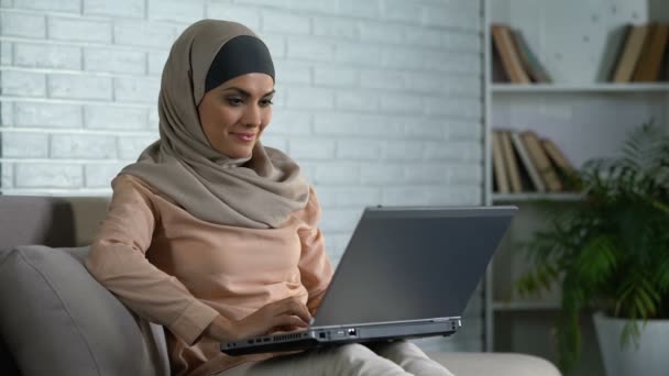 Frau Traditionellen Hijab Tippt Nachricht Auf Laptop Chattet Mit Freund — Stockvideo