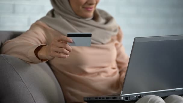 Jovem Mulher Muçulmana Compras Line Entrar Número Cartão Laptop Transação — Vídeo de Stock