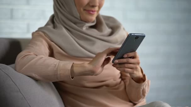 Muito Árabe Feminino Rolando Fotos Smartphones Redes Sociais Casa Tempo — Vídeo de Stock