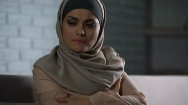 Arap kadın düşünme umutsuz kadın endişe verici, anksiyete sorunları, istismar