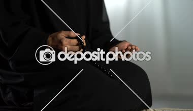 Geleneksel İslam boncuklar El Cami halı üzerinde diz çökmüş dua eden kadınla