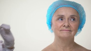 Bayan hasta, Dermatoloji yaşlanma için yüz enjeksiyon yapma Doktor eller