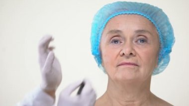 Plastik cerrah yaşlı kadın anti-aging terapisi facelift işlemi için hazırlama