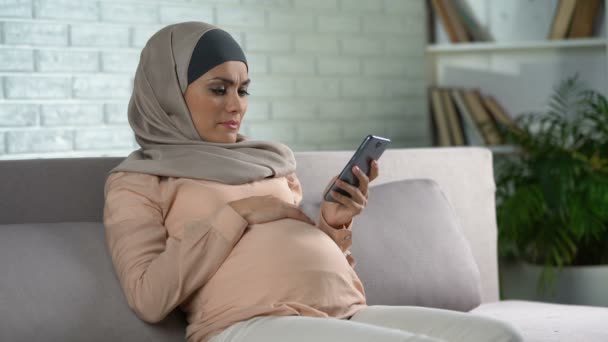 Smutně Čeká Žena Posouvání Aplikace Pro Smartphone Těhotenství Únava Neklid — Stock video