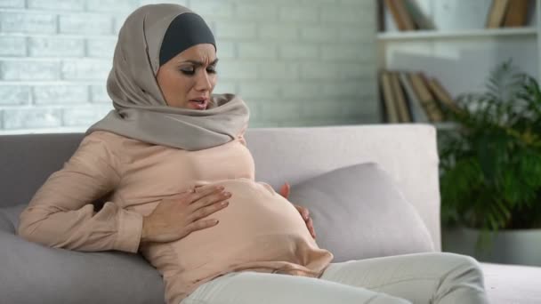 Bezorgd Toekomstige Mama Gevoel Buik Pijn Buikpijn Prenatale Zorg — Stockvideo