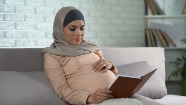 Feliz Esperando Livro Leitura Sexo Feminino Casa Acariciando Barriga Sensação — Vídeo de Stock