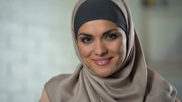 漂亮的穆斯林家庭主妇在她的30多岁看着相机 女性健康 — 图库视频影像