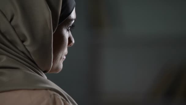 Nieszczęśliwa Arabka Hidżabskim Zbliżeniu Pesymistycznym Nastroju Smutku Melancholii — Wideo stockowe