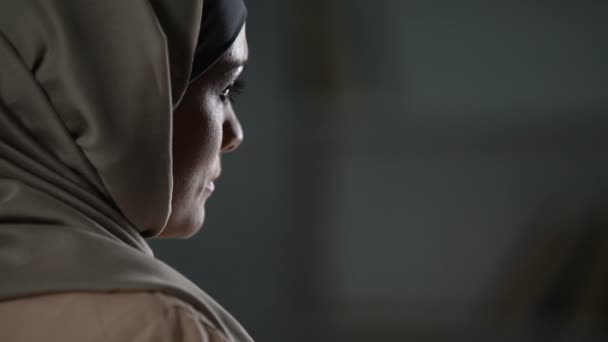 Unzufriedene Araberin Hijab Großaufnahme Pessimistische Stimmung Trauer Melancholie — Stockvideo