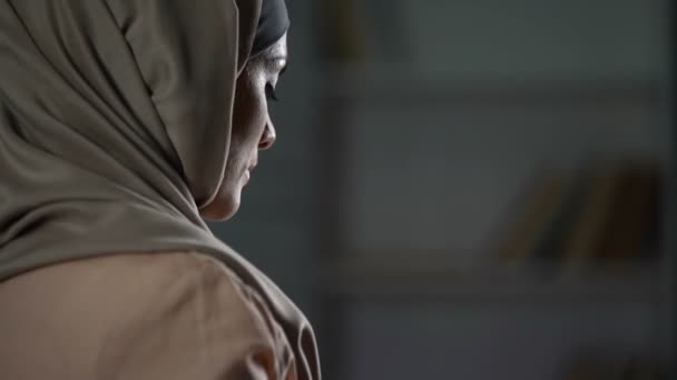 Wanita Yang Menarik Dalam Hijab Berdoa Mengangkat Tangan Ucapan Syukur — Stok Video