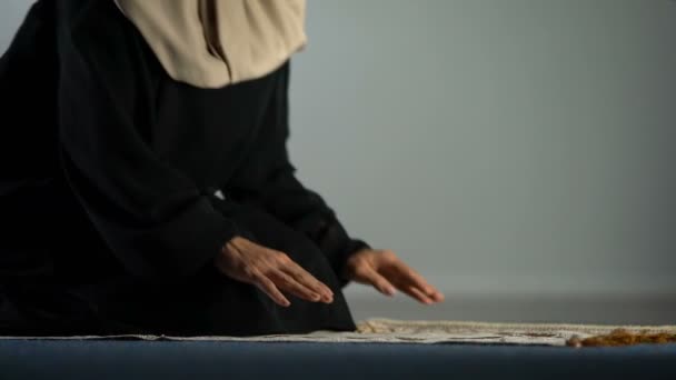 Νεαρή Γυναίκα Στο Χιτζάμπ Προσεύχεται Στο Χαλί Ζητώντας Συγχώρεση Του — Αρχείο Βίντεο