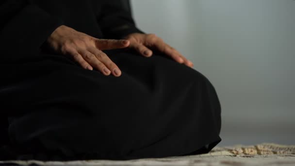 Mulher Hijab Preto Tradicional Ajoelhado Mesquita Tapete Oração Cultura Islâmica — Vídeo de Stock