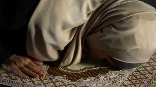 妇女在头巾俯凸厂在祈祷地毯 强制宗教仪式 — 图库视频影像