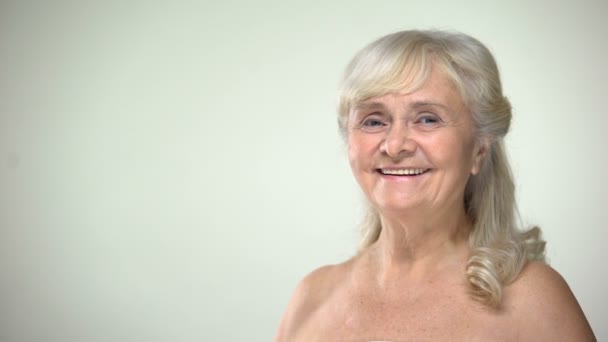迷人的老太太不起皱 微笑着对相机 老化的美容概念 — 图库视频影像