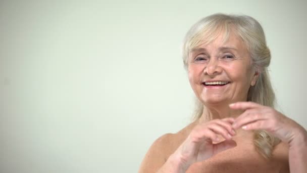 Feliz Sorridente Velha Fêmea Tocando Rosto Aplicando Creme Envelhecimento Cosmetologia — Vídeo de Stock