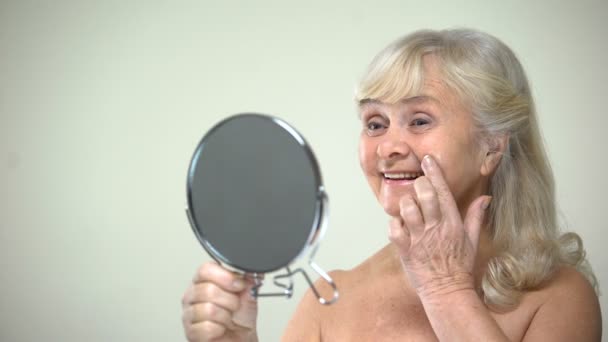 Optimistisch Bejaarde Dame Aging Crème Spiegel Vrouwelijke Kijken Toe Passen — Stockvideo