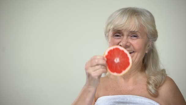 Alegre Sonriente Anciana Cerrando Los Ojos Con Rodaja Pomelo Carga — Vídeo de stock