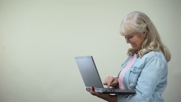 快乐的老年女性在笔记本电脑上打字 与儿童沟通 — 图库视频影像