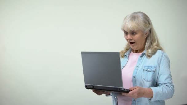 Überraschte Ältere Frau Liest Nachricht Auf Laptop Gute Nachrichten Kommunikation — Stockvideo