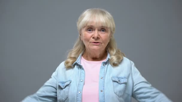 親指ダウン ジェスチャー 州政府に不満を示す面白い高齢女性 — ストック動画