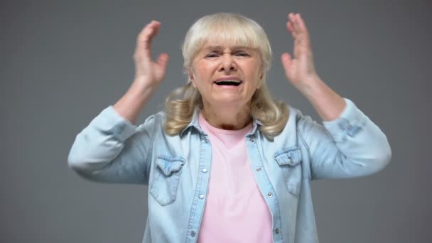Mujer Anciana Infeliz Cerrando Oídos Sufriendo Fuerte Dolor Cabeza Vecinos — Vídeo de stock