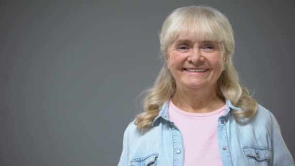 Positiv Lächelnd Alternde Frau Zeigt Geste Staatliche Hilfe Genehmigung — Stockvideo