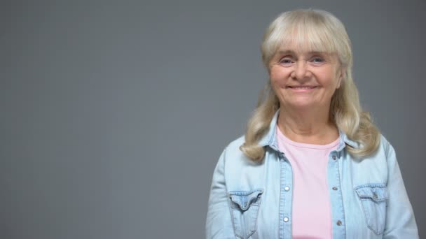 Tevreden Oudere Vrouw Met Thumbs Gebaar Gelukkig Medische Kliniek Patiënt — Stockvideo