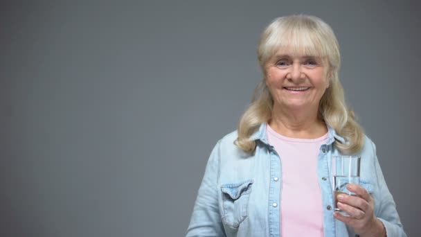 錠剤薬品質 免疫強化薬を示す高齢者の笑顔の女性 — ストック動画
