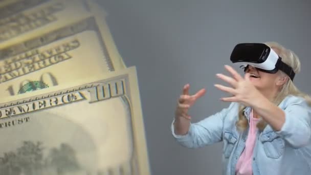 Femme Âgée Dans Casque Essayant Attraper Des Billets Dollars Concept — Video