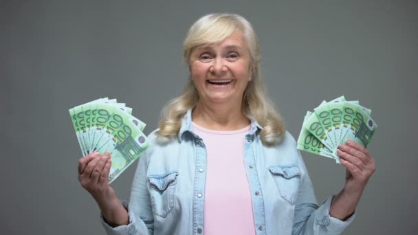 Joyful Senior Kvinna Visar Eurosedlar Snabba Låneservice Rikedom Koncept — Stockvideo