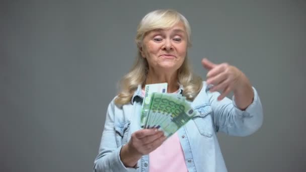 Fröhliche Seniorin Wirft Euro Banknoten Verschwendet Geld Bedient Kredite — Stockvideo