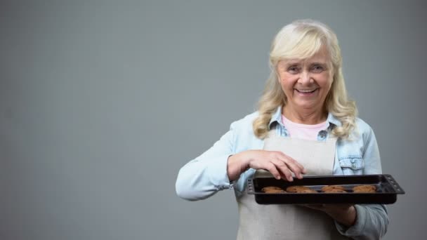 Alegre Abuelita Mostrando Galletas Chocolate Escuela Cocina Tradiciones Familiares — Vídeos de Stock